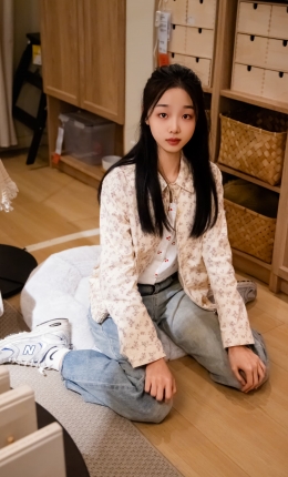 【足愉心摄影】第12期：模特奶芙（碎花衬衫、牛仔长裤、运动鞋、白色棉袜、裸足）