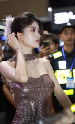 2306-1838=115√精致抹胸裙女神