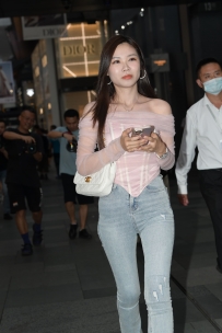 2306-147=街拍牛仔裤大长腿美女姐姐-原图122P/2.55GB.