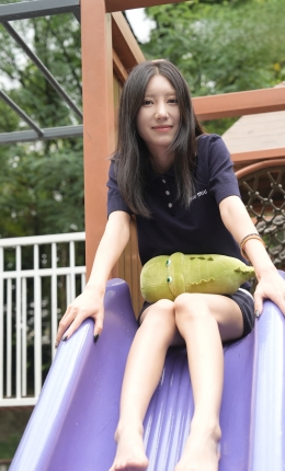 【青柠摄影】017期：芥末-滑滑梯、棕色拖鞋、极透黑白丝袜（透明脚尖）、裸足