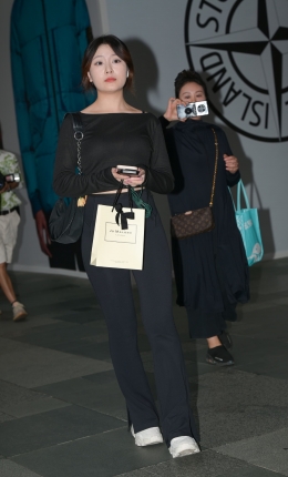 2306-706=103√黑裤蜜臀长裤美眉【套图➕视频】