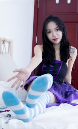 【物恋摄影】2211期：纱纱-皮鞋、蓝色条纹大腿棉袜（穿脏）、紫色条纹大腿棉袜（穿脏
