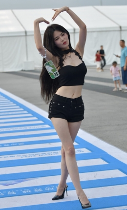 2306-805=107√热裤美腿美女