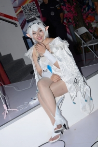 2204_142=chinajoy 坐在展台边上直播的小美女  63p