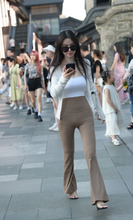 2306-1940=109√紧身长裤美女