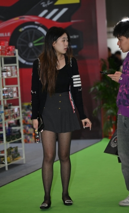 2306-1740=58√黑丝平底鞋穿搭