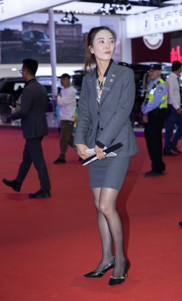 2306-1870=39√上海车展上的极品黑丝轻熟女销售