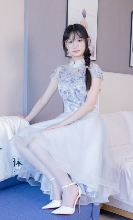 【袜啵啵】512期：甜甜圈-高跟鞋、油亮薄白丝（脚尖透明款）、袜踩奶油蛋糕剧情