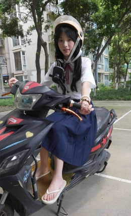 【青柠摄影】035期：阿慌-骑电瓶车素材、长裙JK套装、白丝袜+黑丝袜、裸足