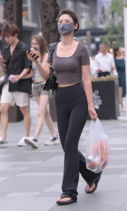 2306-1830=114√黑色长裤长腿小姐姐