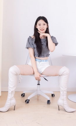 【物恋传媒】2601期：奶糖-高跟长靴、白棉袜、裸足