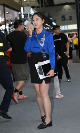 2306-985=82√丝袜职工装