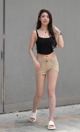 2306-1989=202√热裤长腿美女小姐姐