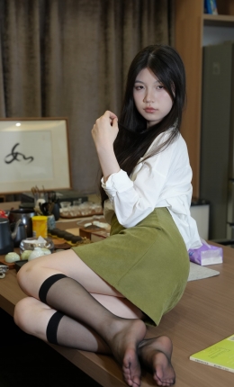 【青柠摄影】101期：小小-女老板润足霜素材、黑丝、裸足