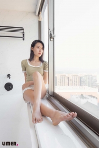 【limerence】学生素人Sarah裸足首作-170P+4K14min