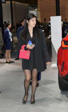 2306-1487=53√爱穿黑丝的媳妇来买车