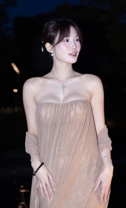 2306-2814=147√成都车展-网红车模小思佳可遇不可求的粉嫩脚底板