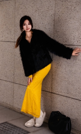 【足愉心摄影】第10期：模特星朵（黄色连衣裙、绒毛拖鞋、白色棉袜、裸足）