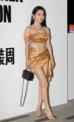 2306-887=81√性感低胸装高跟美女