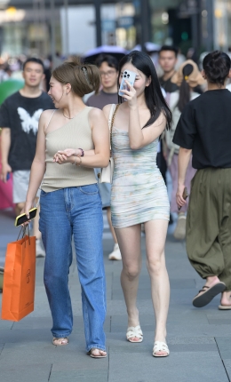 2306-2010=73√白皙的包臀超短裙小姐姐