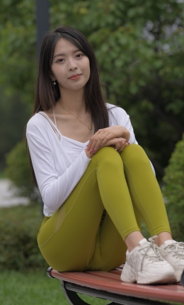 绿色瑜伽裤美女 【图片+视频】