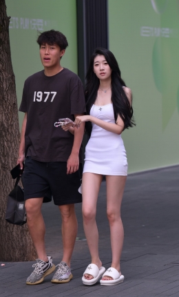 2306-1633=65√白色包臀裙，美腿女友