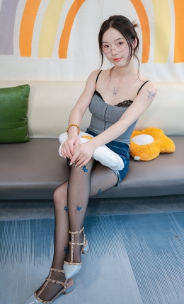 【丝恋摄影】057期：麦麦-灰色小吊带、牛仔小短裤、蝴蝶斑点丝袜、铆钉小凉鞋