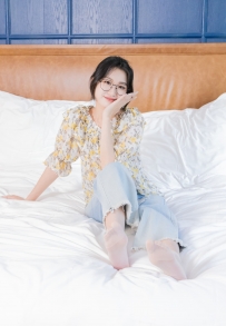 【物恋】2105期：小敏-两双凉鞋、薄短肉丝、裸足