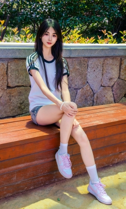 【足愉心摄影】第51期：模特小瑶（T恤、牛仔短裤、白棉袜、帆布鞋、裸足）