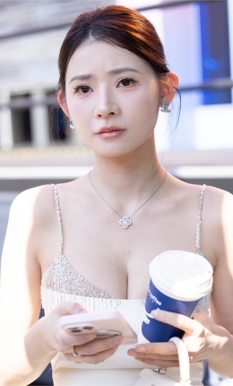 2306-2623=168√上海时装周-身材好到爆炸的瑞幸美胸少妇