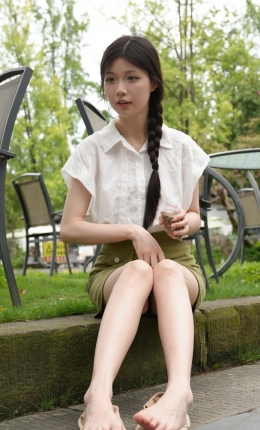 【青柠摄影】076期：小小-喂鸽子、户外悠闲职业装、卡其色悠闲鞋、裸足