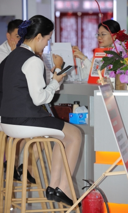 2306-2188=49√偶遇银行职员肉丝脱鞋歇歇