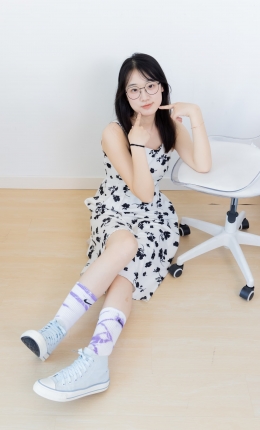 【物恋传媒】2403期：小椿-帆布鞋、白紫棉袜、裸足