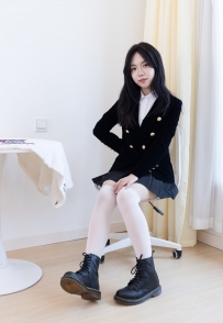 【物恋】纱纱-马丁靴、自然穿脏白长筒棉袜、脚趾夹东西动作