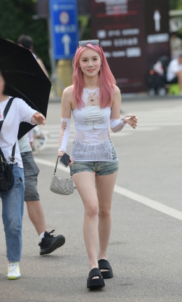 2306-1858=62√夏日清凉热裤美眉