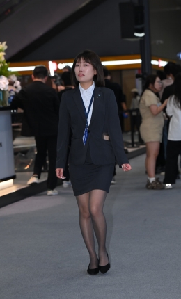 2306-1361=26√韵味短发气质美黑丝职工