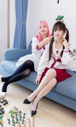 【袜啵啵】576期：小甜豆甜甜圈-两双高跟鞋、厚黑丝、油亮薄白丝、裸足