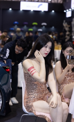 2306-1453=22√丰满大白腿坐姿