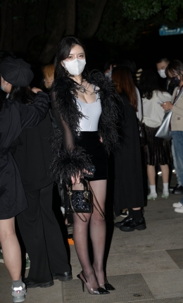 2306-1200=172√性感皮短裙，嘿丝贵妇