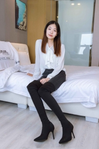 [袜啵啵] 158期：小甜豆-高跟长靴 白棉袜 裸足 [136P/1V/5.71G]