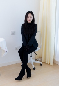 [物恋] 1924 期：美兔-高跟长靴、黑棉袜、黑色五指丝袜、紧身衣裤里丝