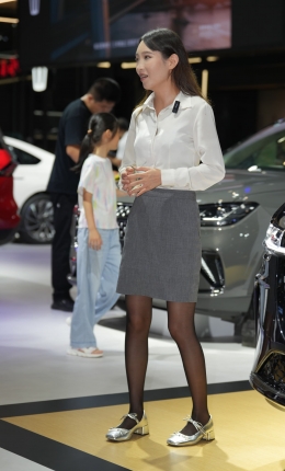 2306-2238=126√车展篇-黑丝主播说下班给她拍