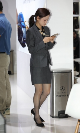 1878=√25上海车展豪车销售累了黑丝脱鞋歇歇
