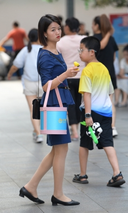 2306-825=109√短发肉色丝袜职工装