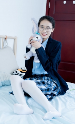 【物恋传媒】2244期：菜菜-皮鞋、厚白丝、jk制服、皮筋绑脚老头乐挠脚剧情