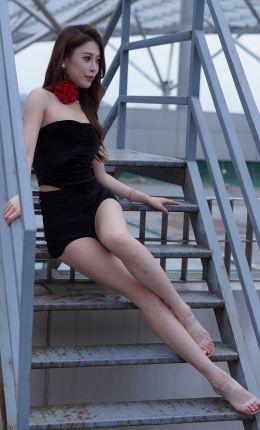 2306-697=192√热裤大长腿美女（王子涵）