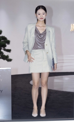 2306-3060=86√成都车展-岚图展台的白嫩礼仪小妹