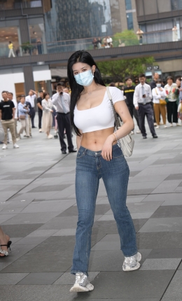 2306-673=77√露着小蛮腰的紧牛美眉