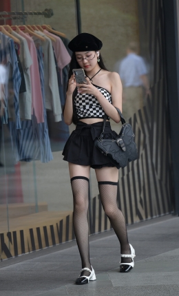 2306-2015=67√网袜眼镜小姐姐