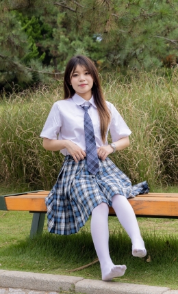 【物恋传媒】2242期：闪闪-板鞋、厚白丝、户外草地公园沙滩脱鞋丝袜走路剧情（脏袜子